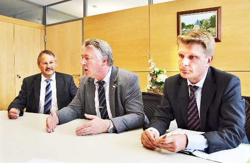 Bemüht um eine Lösung für die Zollernalbkaserne (von links): Bürgermeister Lothar Mennig, Jürgen Gehb von der BIMA und Bundestagsabgeordneter Thomas Bareiß.  Foto: Holbein