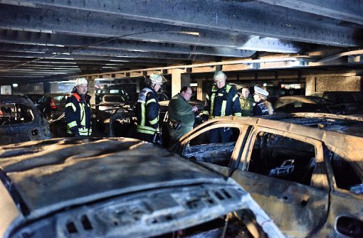 14 Autos sind in dem Parkhaus am Neckarpark in Stuttgart komplett ausgebrannt. Der Schaden ist enorm. Foto: 7aktuell.de/Eyb