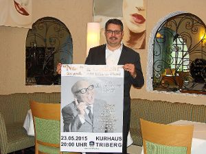 Georg Wiengarn präsentiert das Plakat für den Heinz-Erhardt-Abend.  Foto: Stein Foto: Schwarzwälder-Bote