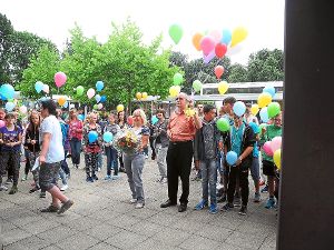 Mit Luftballons und Blumen verabschieden Geislinger Schüler und Lehrer Eberhard Rauschenberger und Irmgard Acker in den Ruhestand. Foto: Schule Foto: Schwarzwälder-Bote