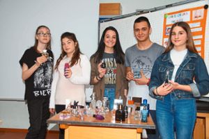 Eine große Auswahl an Duftstoffen hatten die Schüler für ihre Projekt-Präsentation  über Parfüm  mitgebracht. Foto: Heimpel Foto: Schwarzwälder-Bote