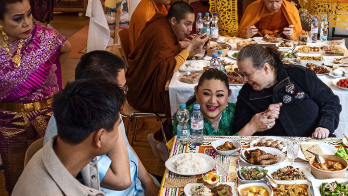 Besucher strömen zu buddhistischem Neujahrsfest in die „Szene 64“
