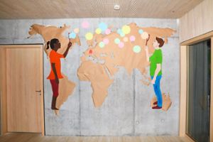 Ein Modell des Kunstwerks Kinder der Welt im Kinderhaus soll einen Eindruck von der geplanten Gestaltung des Eingangsbereichs vermitteln. Foto: Hettich-Marull Foto: Schwarzwälder Bote
