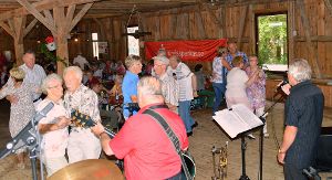 Senioren tanzen zur Musik der Schwarzwaldfeger. Fotos: psw Foto: Schwarzwälder-Bote