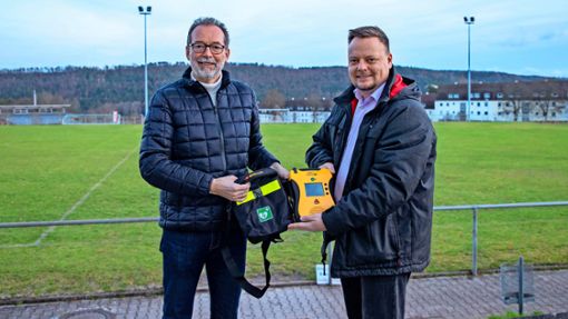Sie freuen sich, dass jetzt auch auf dem Gelände des TSV Wildberg ein weiterer Defibrillator zur Verfügung steht (von links): Bürgermeister Ulrich Bünger und Vereinsvorsitzender Sebastian Paß. Foto: Jacqueline Geisel