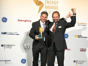 T.I.P.-Geschäftsführer Markus Betz (links) und Jörg Trippe, Gründer und Inhaber von T.I.P., freuen sich über die Auszeichnung zur Energieeinsparung. Foto: privat Foto: Schwarzwälder-Bote