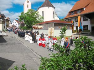 Zahlreiche Gläubige beteiligen sich beim Unadinger Bruderschaftsfest an der Prozession. Foto: Rosenstiel Foto: Schwarzwälder-Bote