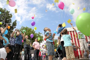 Bunte Luftballons lassen die Kinder des Diasporahauses beim Sommerfest steigen. Das neue Projekt soll ihnen mehr Partizipation ermöglichen und ihr Selbstbewusstsein stärken.  Foto: SB-Archiv