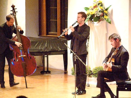 Musik mit vielen Facetten: Das David-Orlowsky-Trio präsentierte bei seinem Auftritt im Fruchtkasten des Schlosses einen von vielen Musikstilen geprägten Klezmer. Foto: Beyer Foto: Schwarzwälder-Bote