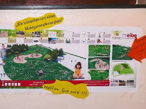 Der Arbeitskreis Spielplatz bittet unter anderem mit neuen Plakaten um Spenden für das Projekt. Foto: Ziegelbauer Foto: Schwarzwälder-Bote