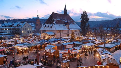 Diesen Anblick gibt es in Freudenstadt seit Jahren nicht mehr, aber wohl ab diesem Jahr wieder: Einen Weihnachtsmarkt auf dem Marktplatz. (Archivbild) Foto: Fritsch