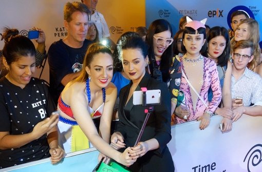 Ein Selfie mit dem Idol: Katy Perry kam am Donnerstag zur Premiere ihres Konzertfilms überraschend in elegantem Schwarz. Ihre Fans kopierten dagegen die Bühnenoutfits der US-Sängerin. Foto: EPA