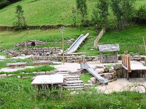 Vor allem die Rutsche lädt Kinder am  neu geschaffenen Wassererlebnisplatz Holzwald zum Spielen ein. Foto: Schmid Foto: Schwarzwälder-Bote