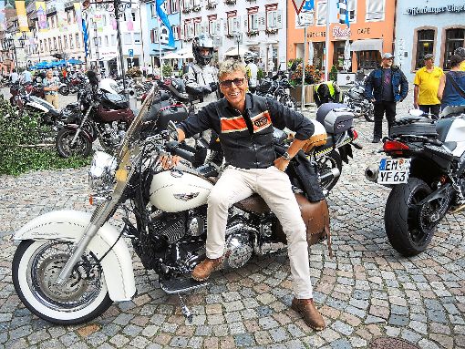 Hansy Vogt hatte sich mit seiner cremeweißen Harley Davidson Deluxe unter die Tourguides gemischt. In Wolfach machte die Gruppe Halt.  Foto: Jehle