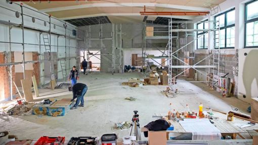 Von der Bühne hat man einen guten Überblick über die Arbeiten in der Sulzer Gemeindehalle – die Sanierung ist in vollem Gange. Foto: Geisel
