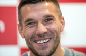 Lukas Podolski darf sich über ein neues Familienmitglied freuen. (Archivbild) Foto: dpa/Bernd Thissen