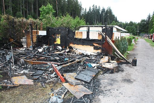Auf dem Warter Campingplatz brannte in der nacht auf Mittwoch ein Wohnwagen vollständig aus. Foto: Köncke