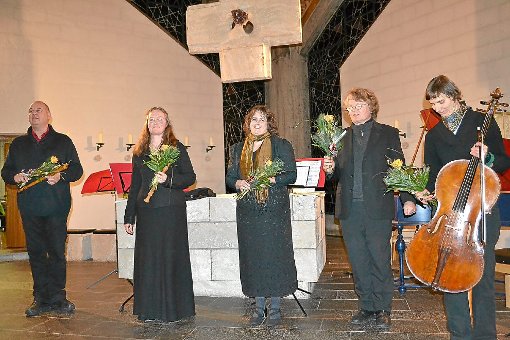 Nach einem Konzert in der katholischen Heilig Geist Kirche wurde das Ensemble mit Blumen verabschiedet.   Foto: Hettich-Marull Foto: Schwarzwälder-Bote