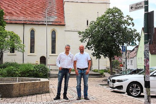 Vor dem Rathaus wird Matthias Saur (rechts), Geschäftsführer der Bäckerei Saur, seinen Verkaufswagen aufstellen und das Team von Tobias Plaz (links), Geschäftsführer der Familienbäckerei Plaz, drei Wochen lang vertreten.  Foto: Feinler Foto: Schwarzwälder-Bote
