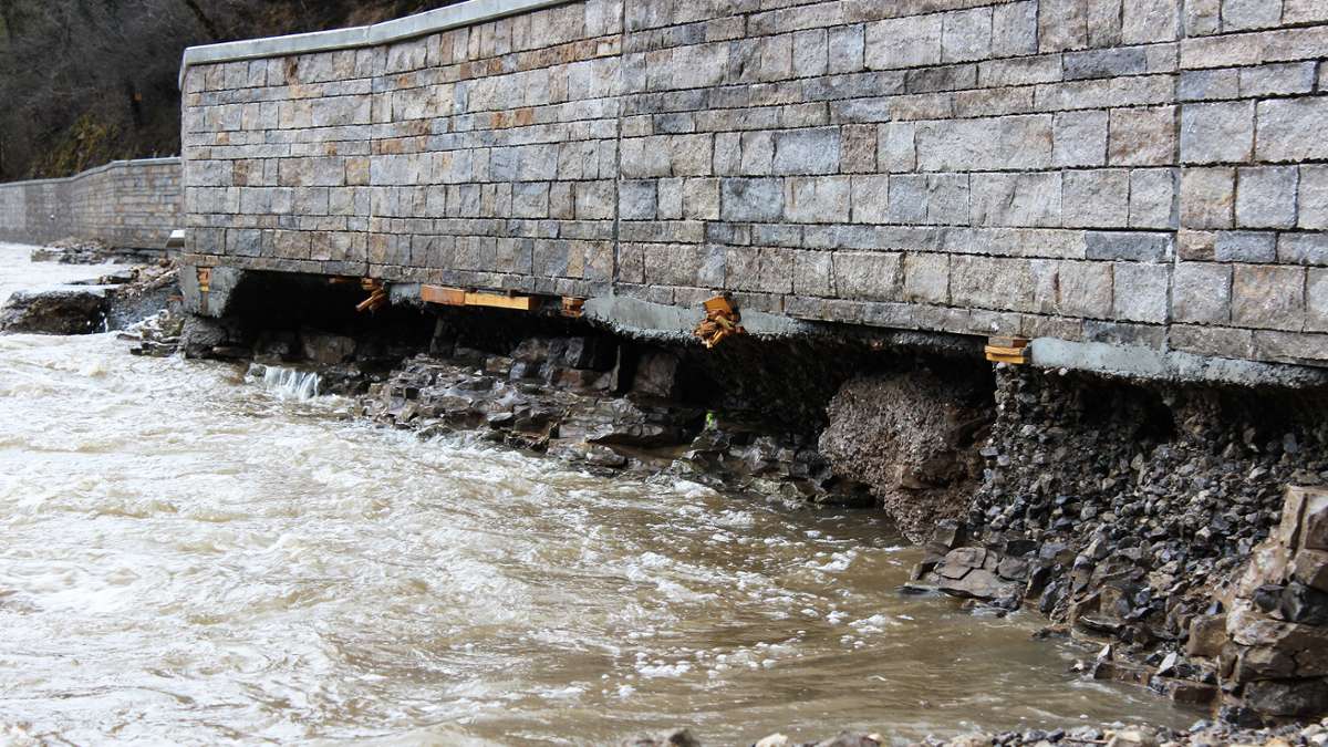 Neckarknie bei Fischingen: Hochwasser hat neue Wand beschädigt