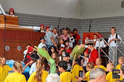 Um Piraten, aber vor allem die Freundschaft geht es bei der Musical-Aufführung. Fotos: Wagner Foto: Schwarzwälder-Bote