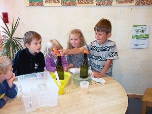 Mit großer Neugier beteiligten sich die Kinder des Kindergartens Dietersweiler am Haus der kleinen Forscher. Foto: Birnesser Foto: Schwarzwälder-Bote