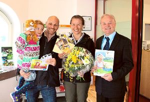 Familie Balcarek freut sich über den Blumenstrauß von Bürgermeister Norbert Mai.  Foto: Gartenschau Bad Herrenalb 2017 Foto: Schwarzwälder-Bote