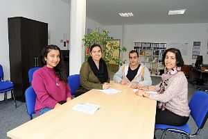 Die gebürtige Marokkanerin Touria Fischer (rechts, zusammen mit Carolina Costas) verstärkt jetzt das Team der Weiterbildungsakademie. Hier beraten sie die beiden Asylbewerber Shabits Salman aus dem Irak (links) und Mahfouz Maher aus Syrien.   Foto: Gräff