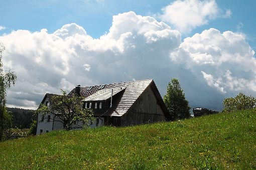 Dunkle Wolken aus dem Süden ziehen über den Tischneck.  Foto: Ziechaus Foto: Schwarzwälder-Bote
