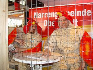 Felix Kentischer und Matthias Klausmann gackern mit ihrem  tierisch guten Vortrag in einer Vogelvoliere. Foto: Stein Foto: Schwarzwälder-Bote
