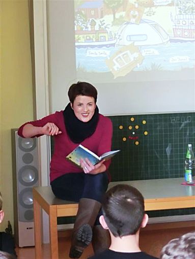 Stephanie Schneider hat den Pfeffinger Kindern ihr neues Buch mitgebracht.  Foto: Künzel Foto: Schwarzwälder-Bote
