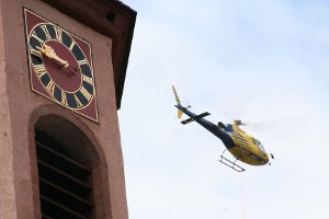 Morgens viertel vor 10 in Schramberg: Der Hubschrauber kreist dicht über den Dächern der Stadt. Der Pilot kann praktisch die Uhr vom Kirchstum St. Maria ablesen.  Foto: Rath