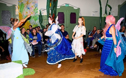Ausgelassen tanzt Däumelinchen (Hannah Zenglein, Zweite von rechts) mit ihren geflügelten Freunden im Rahmen der Aufführung des Freien Theaters Bad Liebenzell.  Foto: Fisel Foto: Schwarzwälder-Bote