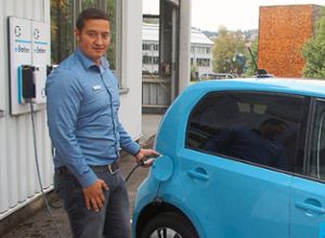 Dominik Kuss zeigt, wie man ein Elektroauto auflädt. Foto: sh Foto: Schwarzwälder-Bote