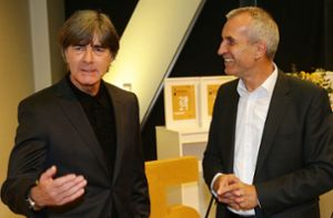 Joachim Löw (li.) am Freitag in Stuttgart – im Gespräch mit Porsche-Vorstand Albrecht Reimold. Foto: Baumann/Hansjürgen Britsch