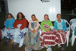 Mit Anoraks, Decken und Sitzunterlagen haben sich diese Besucherinnen des Open-Air-Kinos im Schlossgarten gegen den Temperatursturz  gewappnet.  Foto: Köncke Foto: Schwarzwälder-Bote