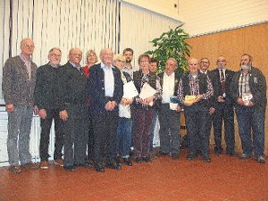 Die Geehrten zusammen mit dem Vorsitzenden Thomas Mohr (Dritter von rechts) und Helmut Disch vom Zollergau (Zweiter von rechts) Foto: Nirschl Foto: Schwarzwälder-Bote