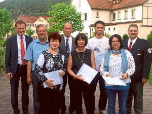 Oberbürgermeister Ralf Eggert (links) zeichnete eifrige Blutspender aus.  Foto: Hölle Foto: Schwarzwälder-Bote