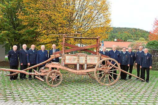 Die Altersabteilung der Feuerwehr Rangendingen bringt die historische Feuerspritze ins Hechinger Oldtimermuseum. Foto: Wolf Foto: Schwarzwälder-Bote