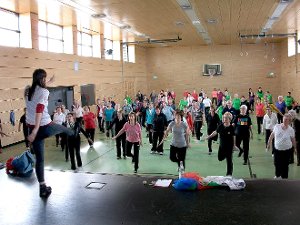 Fitness-Programm für Kopf und Körper: die Teilnehmer bei der Brainkinetik-Schnupperstunde in Aichhalden.   Foto: Verein Foto: Schwarzwälder-Bote