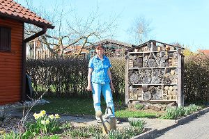 Monika Albert, Vorsitzende der Gartenfreunde Rottweil, liebt es, im Garten zu verweilen. Foto: Schwarzwälder-Bote