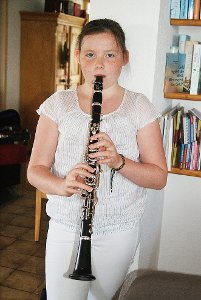 Laura Scharlach spielt neben anderen Instrumenten auch die Klarinette. Foto: Müller Foto: Schwarzwälder-Bote
