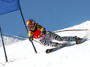 Blitzsauber alle Tore gemeistert hat bei den jüngsten Slalom- und Riesenslalomwettbewerben die Gechingerin Ramona Böttinger. Foto: Aschberger