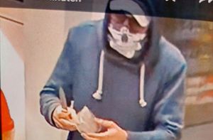 Der Täter trug, wie auch die Überwachungskamera zeigt, unter anderem eine graue Basecap, einen grauen Hoodie, eine Sonnenbrille und einen Schlauchschal. Foto: Günther
