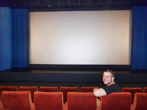 Vor mehr als 100 Kinozuschauern macht Sven Fischer seiner Freundin Aline im Kinosaal in Triberg einen Antrag. Foto: Klossek