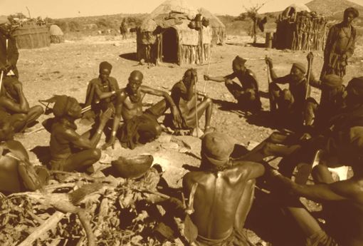 Die Ova Himba in Namibia gehören zu den wenigen Naturvölkern, die immer noch festhalten an ihren Bräuchen und Über­lieferungen. Foto: Schlenker Foto: Schwarzwälder-Bote