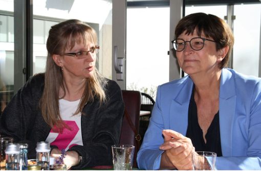 Mit einem „danke für die Offenheit“ bedankte sich SPD-Bundesvorsitzende Saskia Esken (rechts) bei ihrer Gastgeberin Beate Gaiser für eine Aussprache mit der Gastronomie im „Schlupfwinkel“. Foto: B. Schwarz