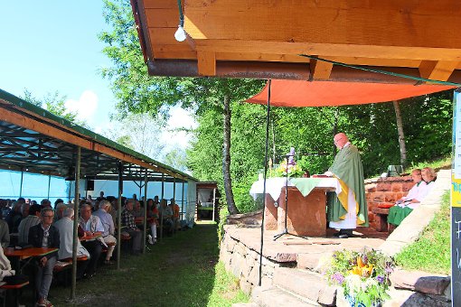 Pater Heinz Becker zelebrierte den Gottesdienst. Fotos: Weis Foto: Schwarzwälder-Bote