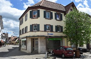 In der Mühlheimer Straße 1 in Empfingen gibt es bald Brezeln und Brot statt Brillen, Uhren und Schmuck zu kaufen. Foto: Hopp Foto: Schwarzwälder-Bote