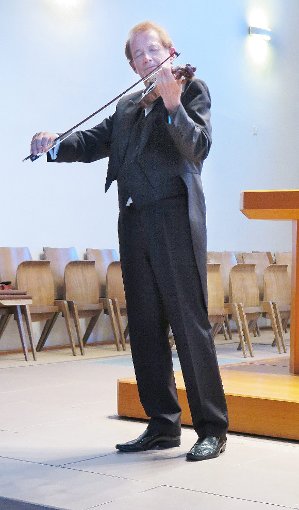 Stargeiger Michael Grube spielte  in der Dornstetter Martinskirche. Foto: Adrian Foto: Schwarzwälder-Bote